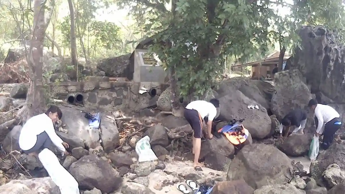 Relawan di Sabang Bersihkan Pantai, Sampah yang Dipungut Mulai Puntung Rokok Hingga Pampers - 5ampah.jpg