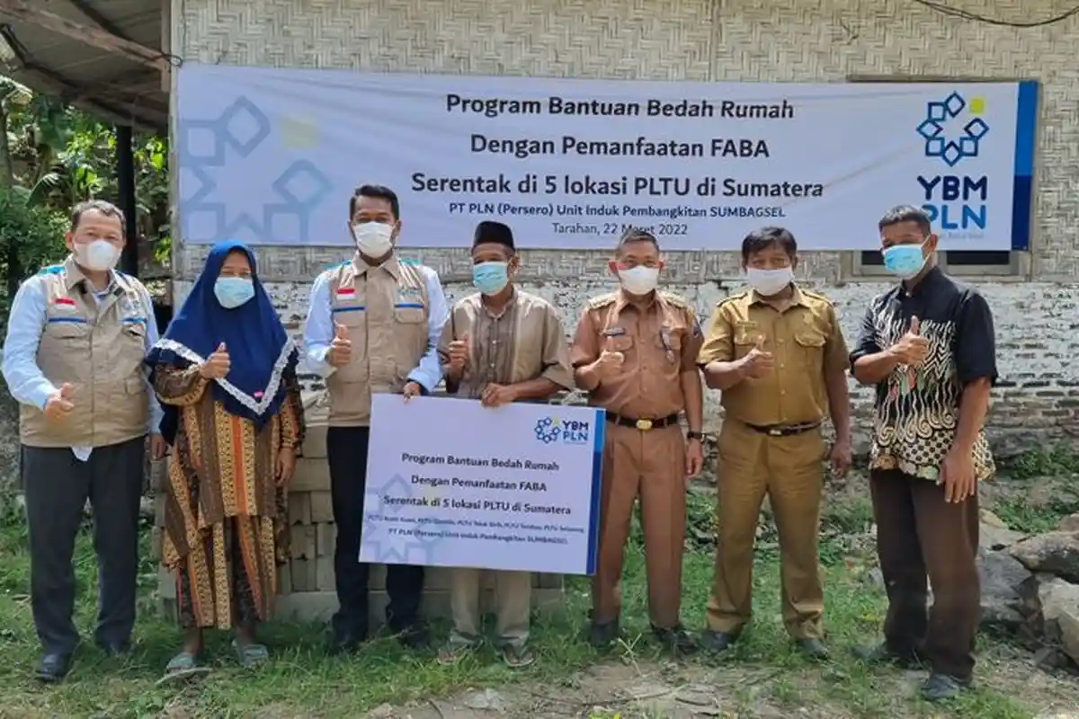 YBM PLN UPK Tarahan Lakukan Bedah Rumah Warga dengan FABA Serentak di Sumatera