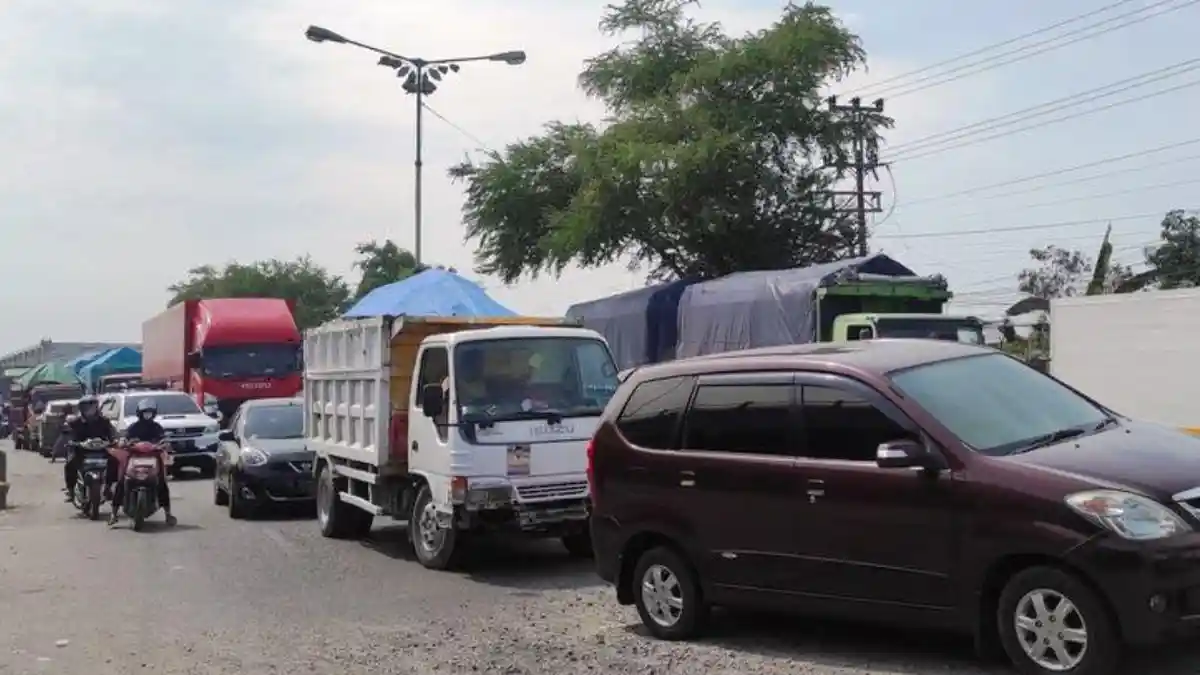 Pantura Demak Macet Parah, Pengendara Kelelahan, Berharap Ada Solusi dari Pemerintah
