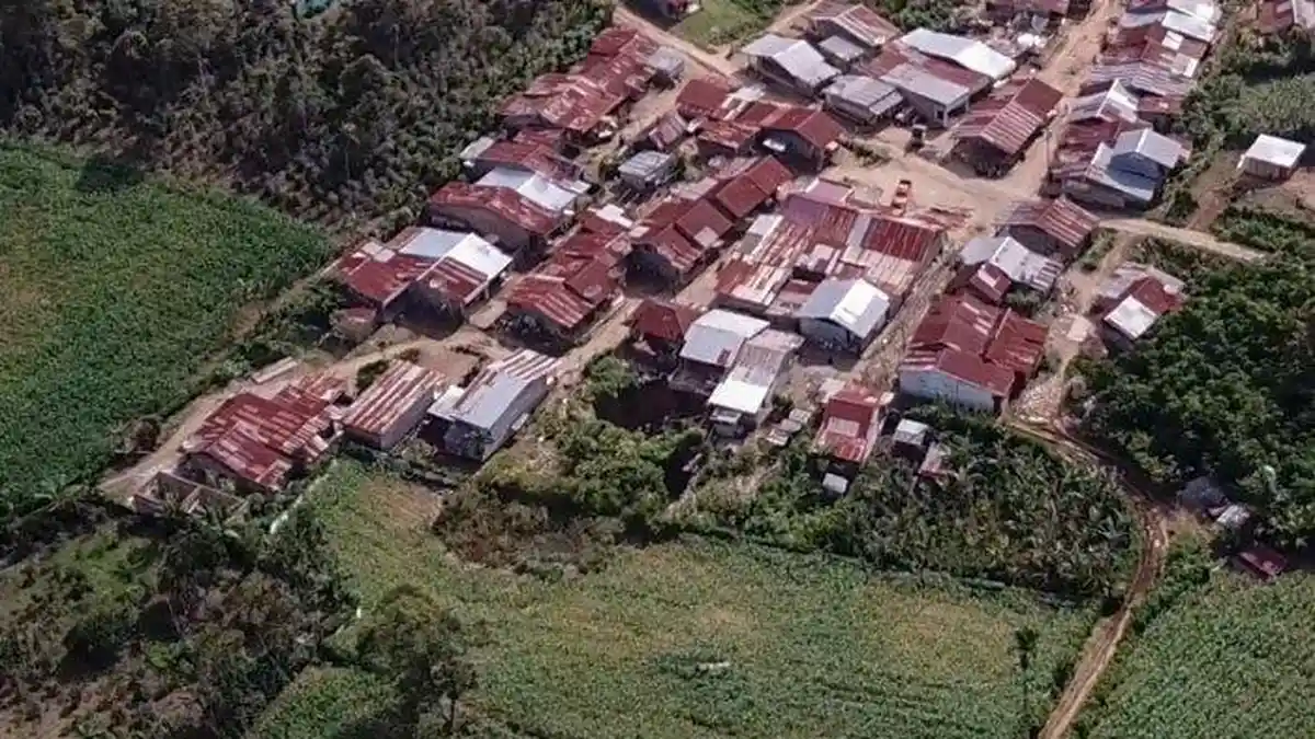 Tanah Mendadak Ambles dan Nyaris Telan 4 Rumah, Lubang Besar Menganga dari Tanah