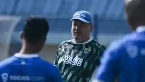 Pelatih-Persib-Bandung-Bojan-Hodak-dalam-sebuah-sesi-latihan.jpg