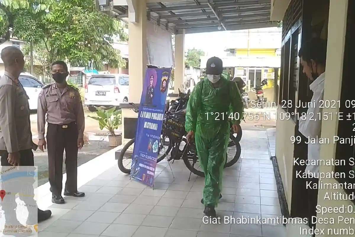 Cegah Penyebaran Covid-19, Personel Polsek Sambas Lakukan Penyemprotan Disinfektan di Mapolsek