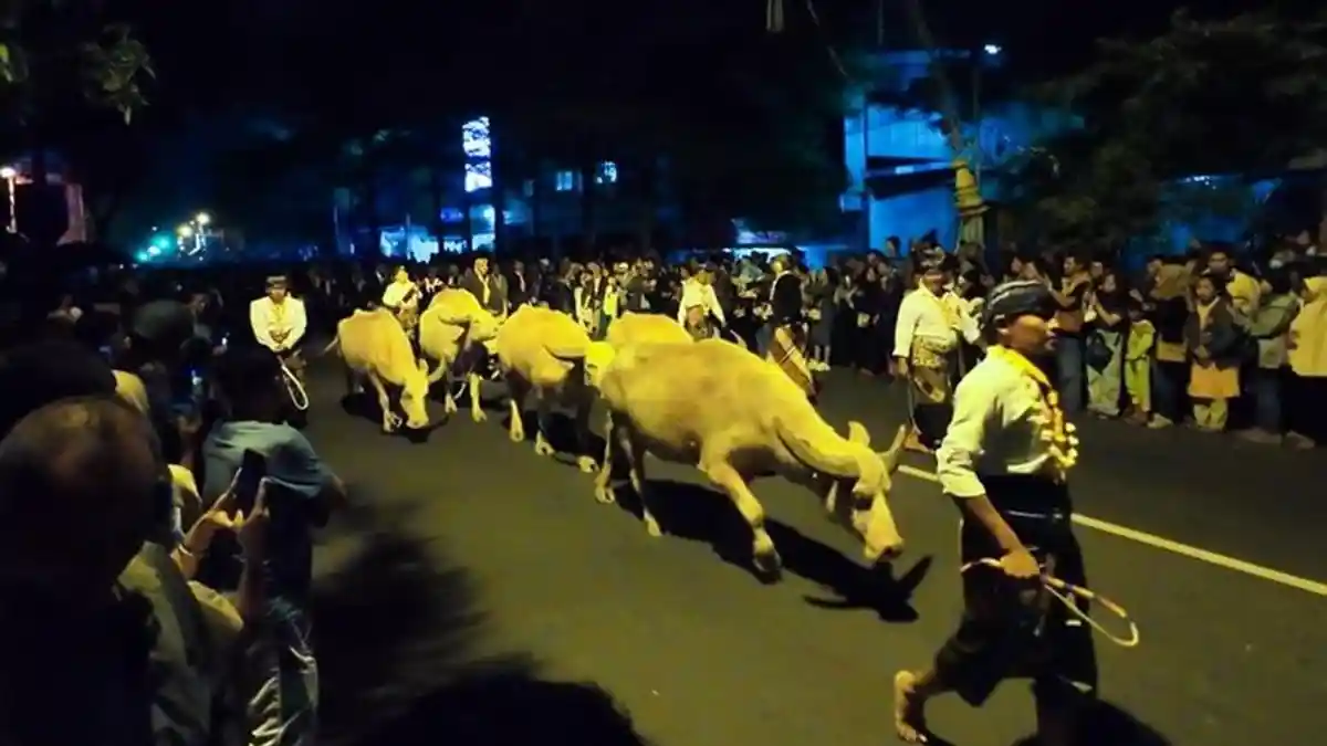 7 Pantangan Malam 1 Suro 2025: Larangan Berpergian Jauh hingga Berkata Kasar