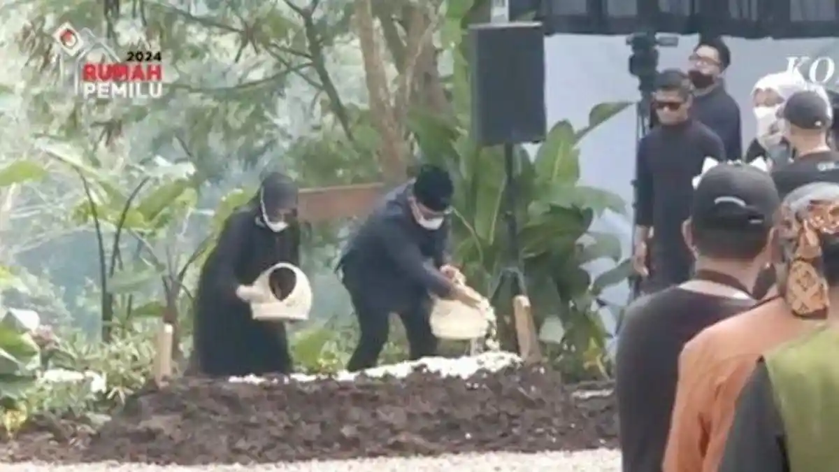 Potret Arkana Aidan Misbach Ikut Taburkan Bunga di Makam Eril, Sambil Digendong Atalia Praratya