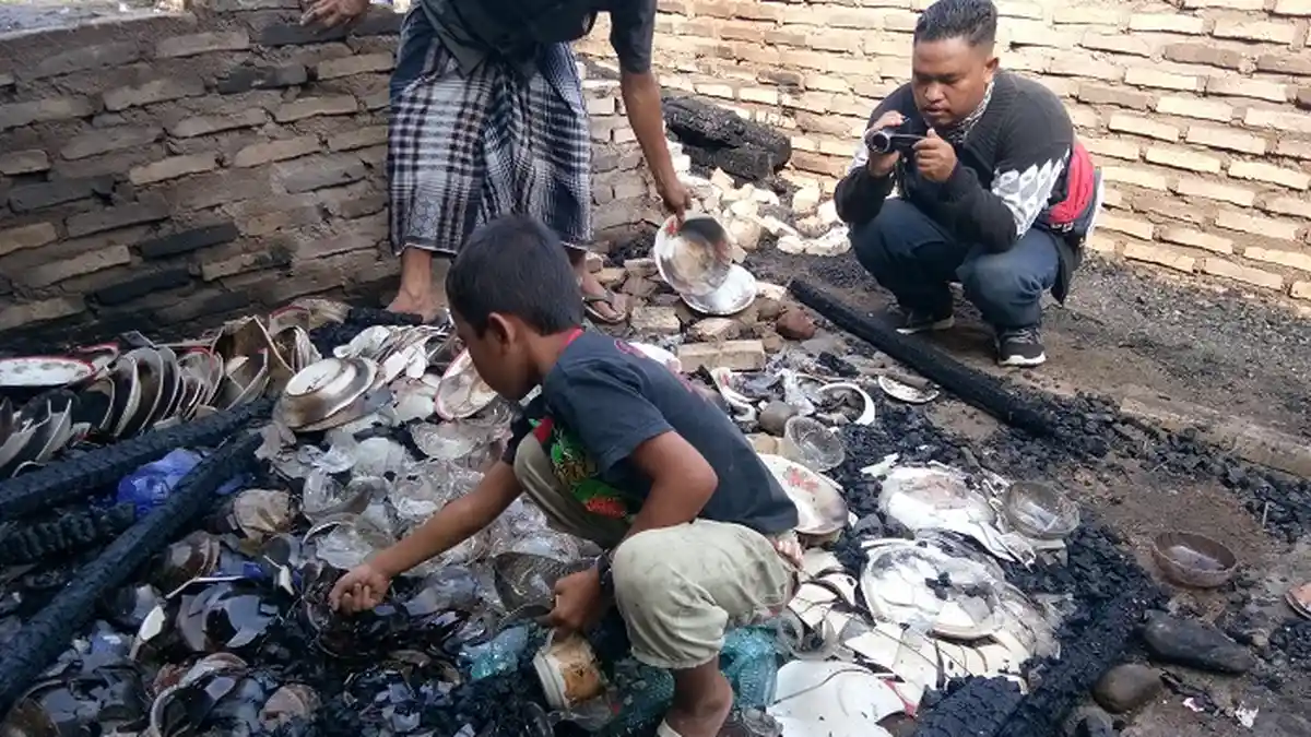 Kepanikan dalam Gelap Malam, Korban Kebakaran Sembunyi ke Kolong Rumah