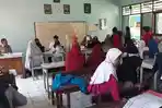 suasana-pendaftaran-di-smpn-49-makassar-jl-syech-yusuf-makassar.jpg
