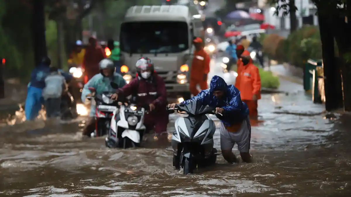 Update Banjir Jakarta: Beberapa Wilayah Berstatus Waspada dan Siaga, 17 Ruas Jalan Terendam Banjir
