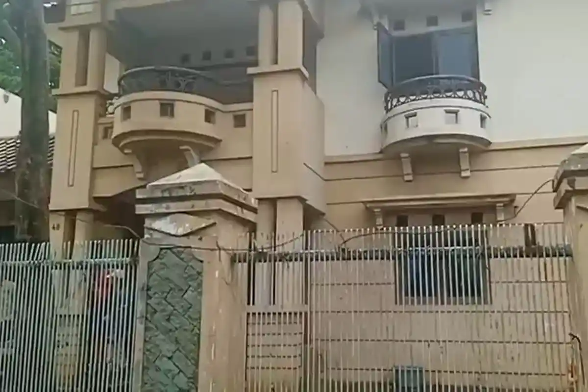 Viral Kisah Tiko, Hidup dengan Ibunya yang Depresi di Rumah Mewah Tanpa Listrik & Air Bertahun-tahun