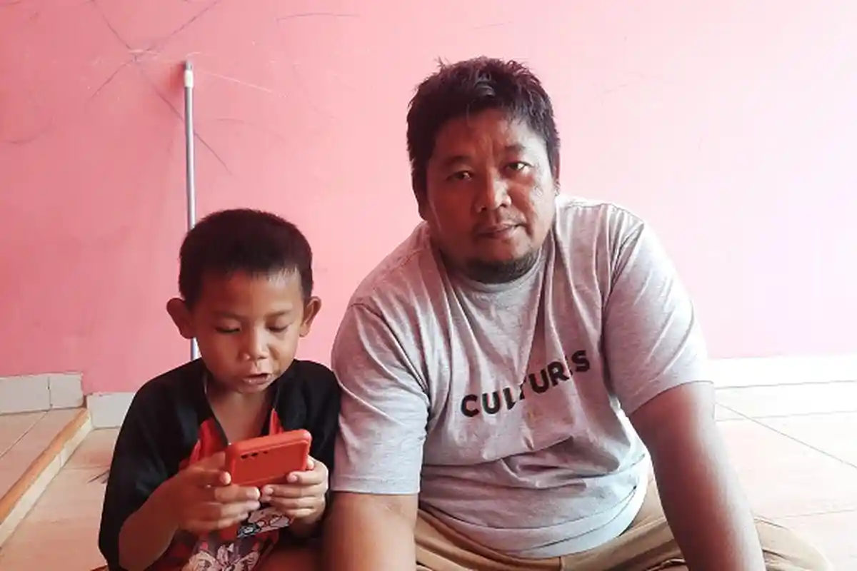 Kisah Orangtua Tunggal Persiapkan Anak Mengikuti Pendaftaran PPDB Online