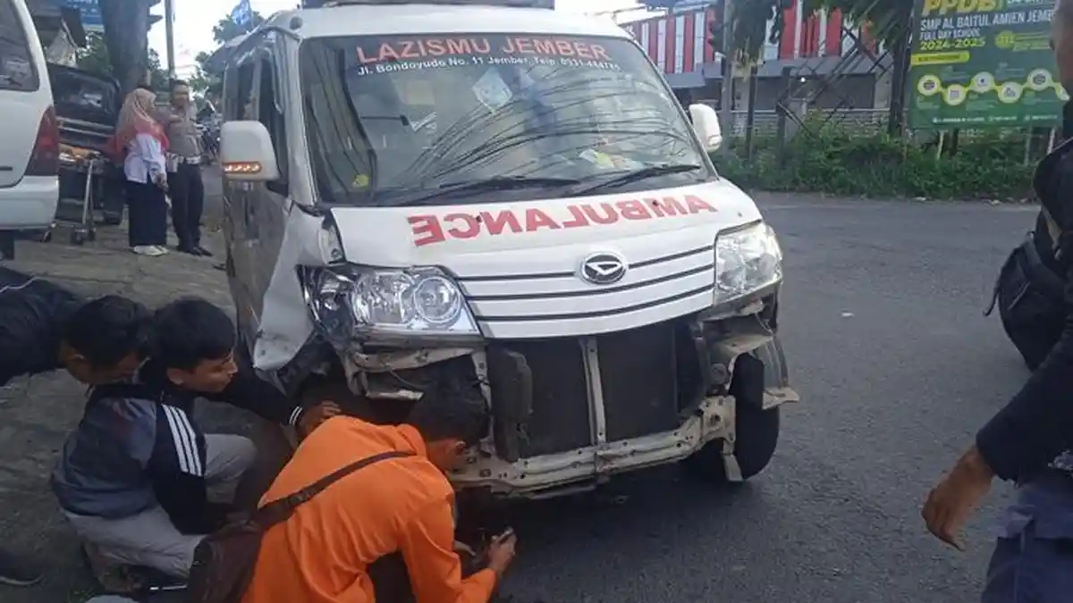 Ambulan Kecelakaan Saat Antar Pasien di Jember