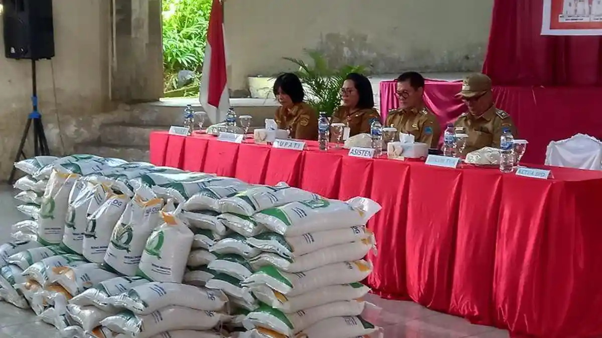 Bagikan Bantuan Beras, Warga Serukan Keinginan Agar Joune Ganda Jadi Bupati Minut 2 Periode
