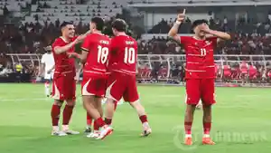 pemain-Timnas-Indonesia-Ragnar-Oratmangoen-v-oman.jpg