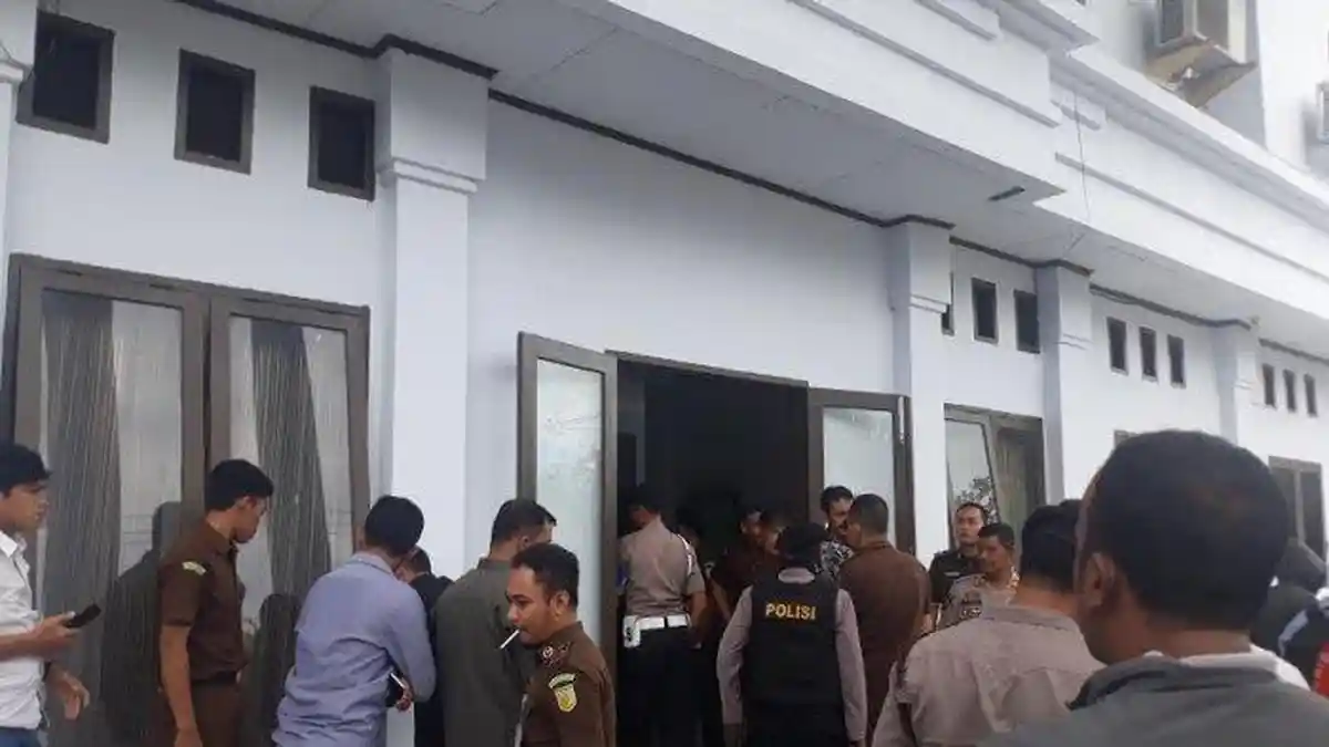 Istri Selingkuh dengan Seorang Oknum Jaksa di Bone, Suami Ajak Warga Datangi Kantor Kejaksaan Negeri