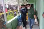 Polisi-saat-evakuasi-jenazah-korban-di-rumah-korban.jpg