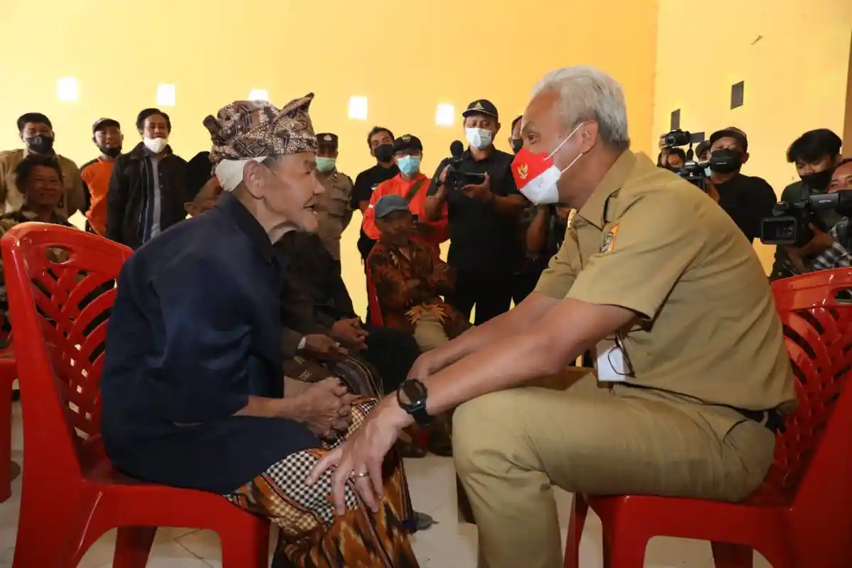 Kunjungi Desa Krinjing di Lereng Merapi, Ganjar Malah Bertemu Kakeknya yang Bernama Darto