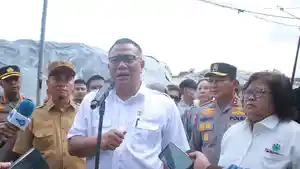 Menteri-LH-saat-di-TPA-Muara-Fajar.jpg