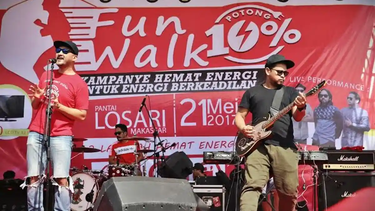 FOTO: Aksi Panggung Alexa Hibur Peserta Fun Walk Kampanye Hemat Energi di Losari
