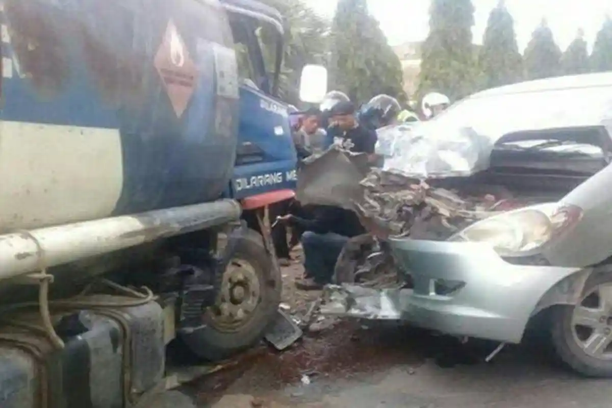 Mobilnya Tabrak Mobil Tangki, Anggota DPRD Sambas Meninggal dalam Kecelakaan