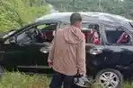 kecelakaan-mobil-toyota-avanza-yang-ditumpangi-10-orang-terguling-di-jalan-trans-sulawesi-1.jpg