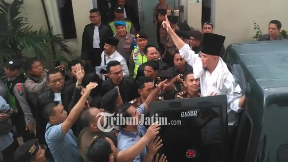 VIDEO: Ahmad Dhani datang ke Sidang Pakai Songkok Tinggi, Eksepsinya Ditolak Jaksa