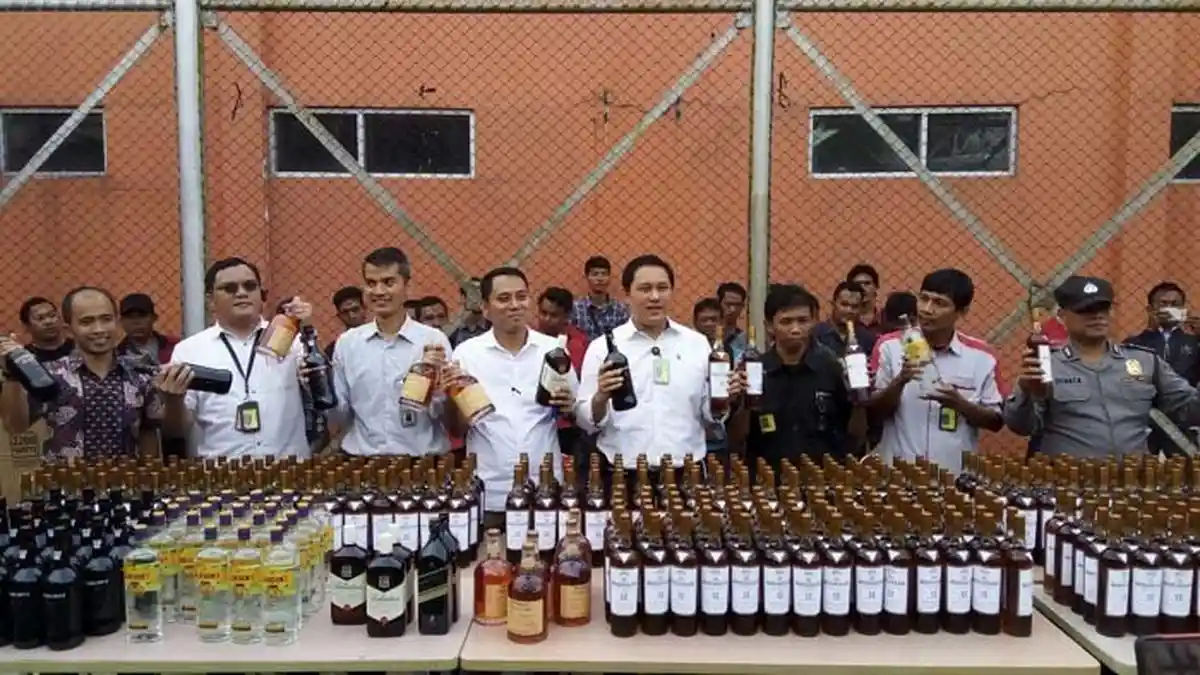 Ratusan Botol Miras Milik Penumpang Pesawat Ini Disita Bea Cukai Bandara Soetta