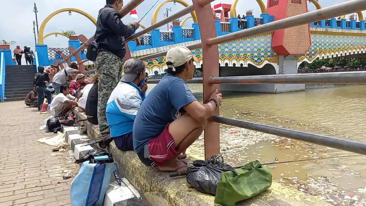 Peserta Mancing Bareng Pemkot Tangerang Keluhkan Banyak Sampah di Sungai Cisadane