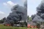 Warga Sabak Jambi Gali Kubangan Demi Padamkan Api, 2 Rumah dan Motor Hangus