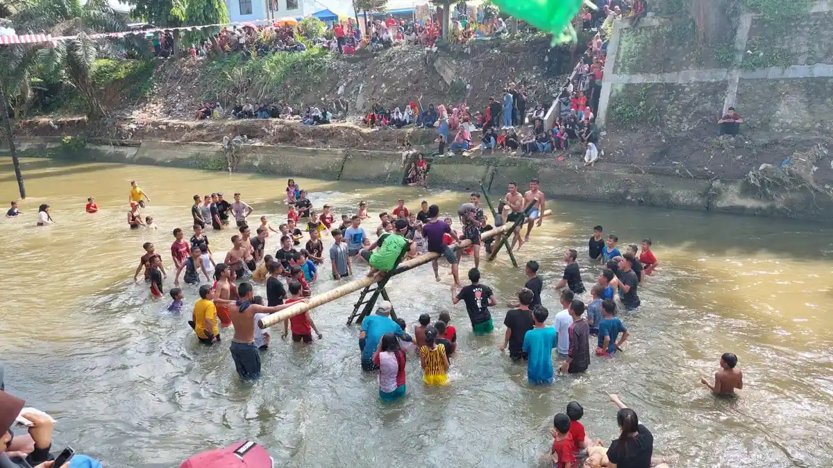 Warga Binjai Padati Aliran Sungai, Saksikan Keseruan Panjat Pinang dan Pukul Bantal di Dalam Air