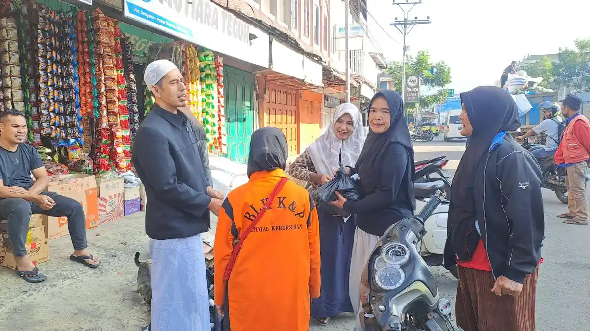 Bardan Sahidi Bagi Ratusan Paket Hari Raya untuk Petugas Kebersihan