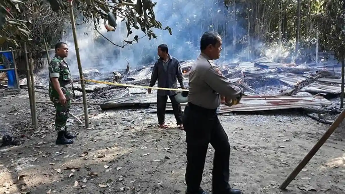 Mukhtar Idris dan Istri yang Nyaris Tewas Saat Jago Merah Mengamuk di Rumahnya
