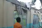 atap-kelas-ambruk-di-Sukajaya.jpg
