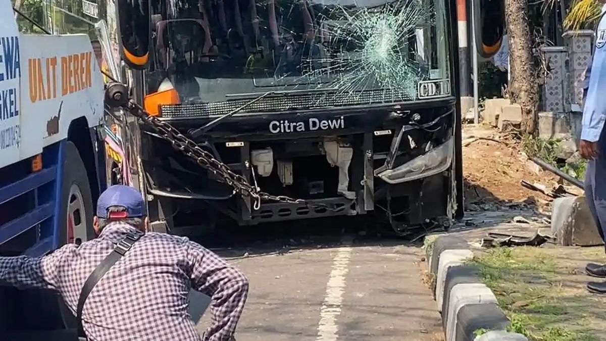 Update Kecelakaan Bus Pariwisata Citra Dewi di Semarang, Andi Bersyukur Pagar Rumahnya Hancur . . .