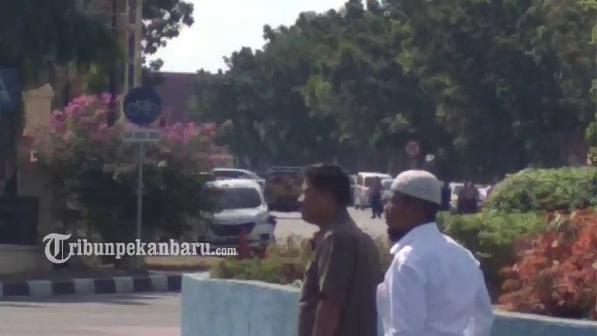 BREAKING NEWS :Sekelompok Orang Terduga Teroris Serang Mapolda Riau