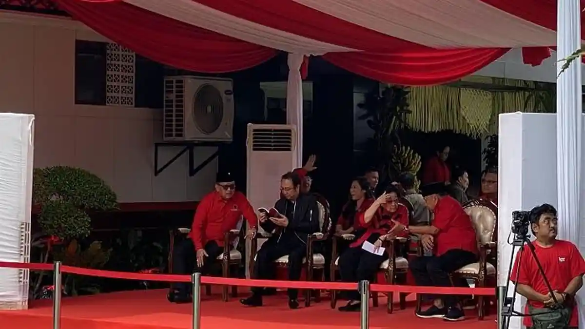 Momen Hasto dan Prananda Prabowo Baca Buku Hitam saat HUT ke-52 PDIP