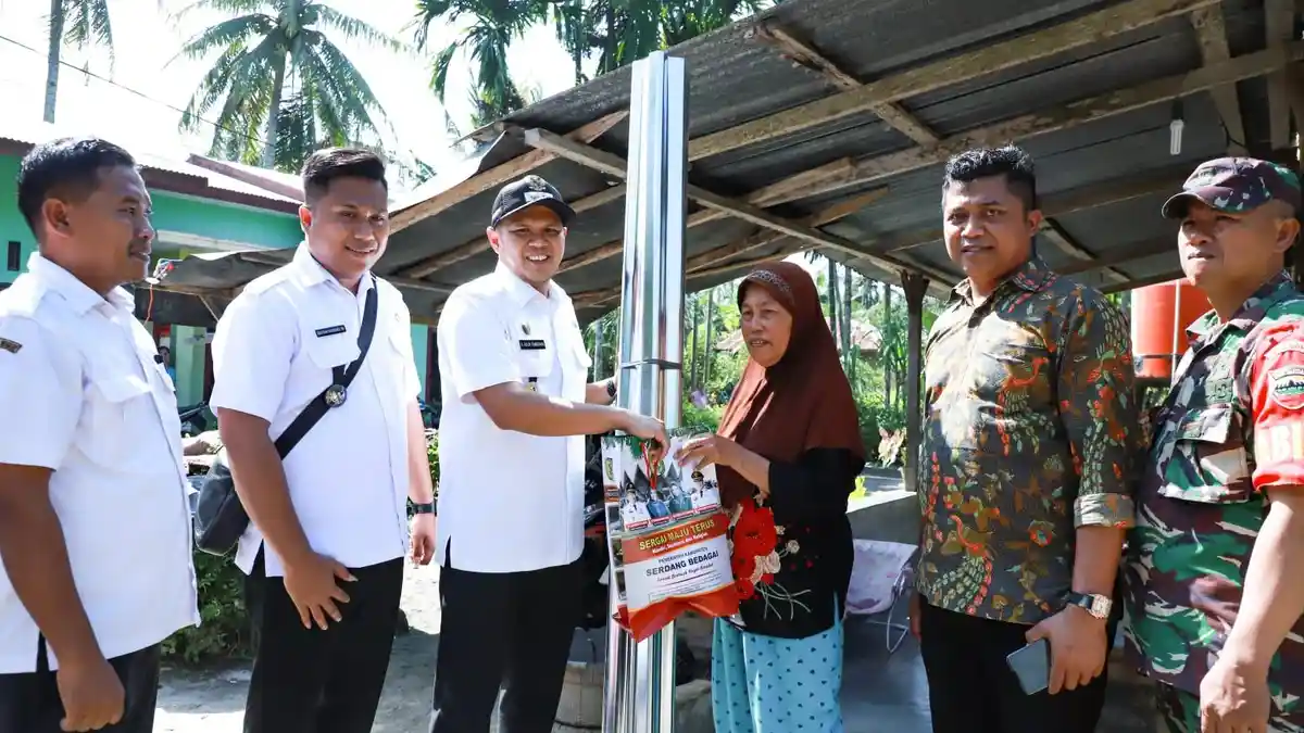 Wabup Serdangbedagai Adlin Tambunan Serahkan Bantuan Kepada Korban Puting Beliung di Dua Desa