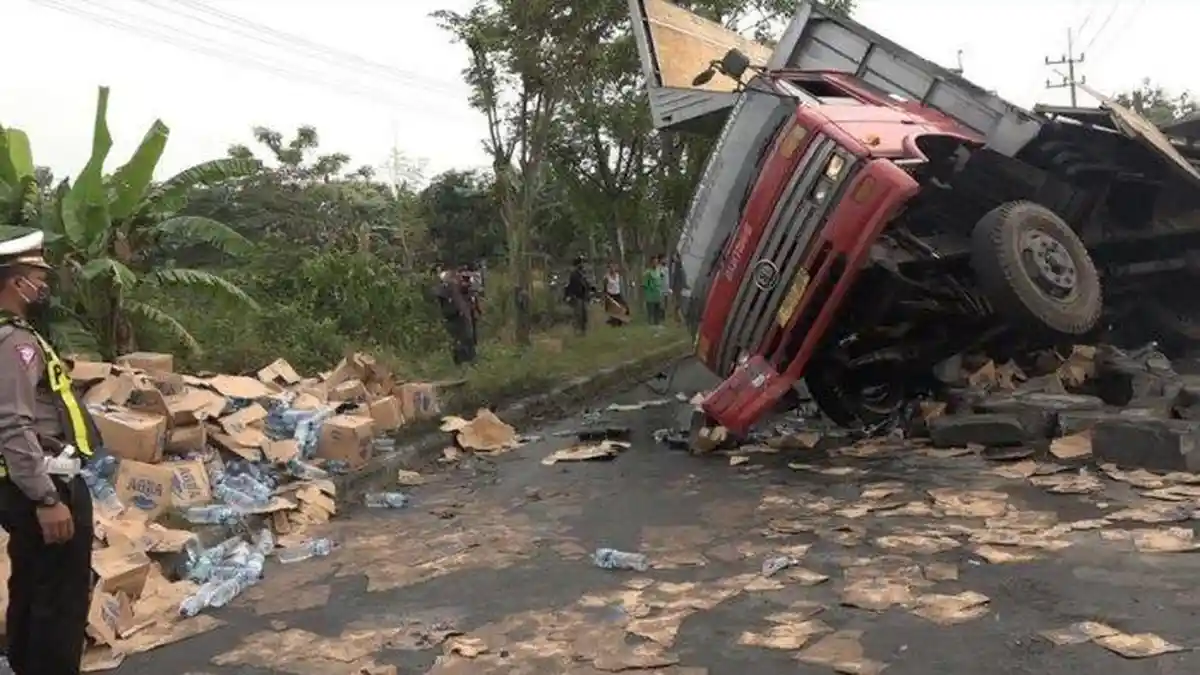 Kecelakaan Maut Pukul 05.00 WIB, Sopir Tewas di Tempat, Truk Terpental Usai Dihantam Kereta Api