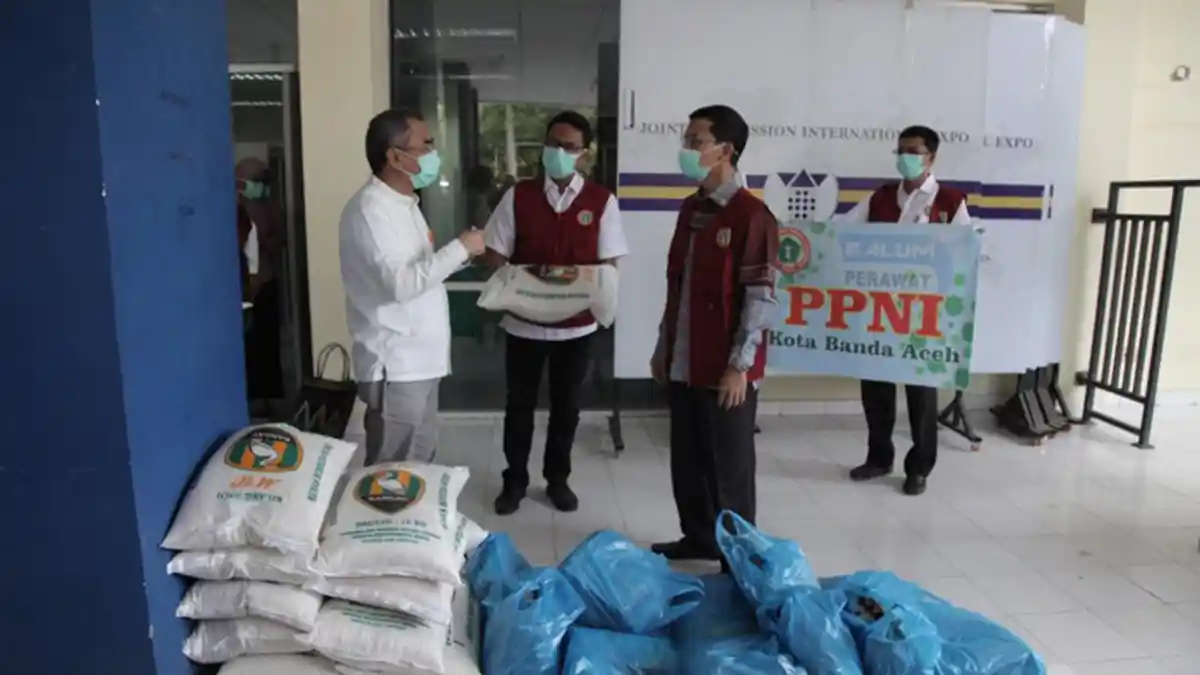 Beri Dukungan Untuk Tenaga Medis, Ketua DPRK dan PPNI Banda Aceh Serahkan Sembako