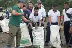 Bersihkan 'Oleh-oleh' Sampah Gunung Slamet, Bupati Tegal Pimpin Aksi di Pantai Larangan