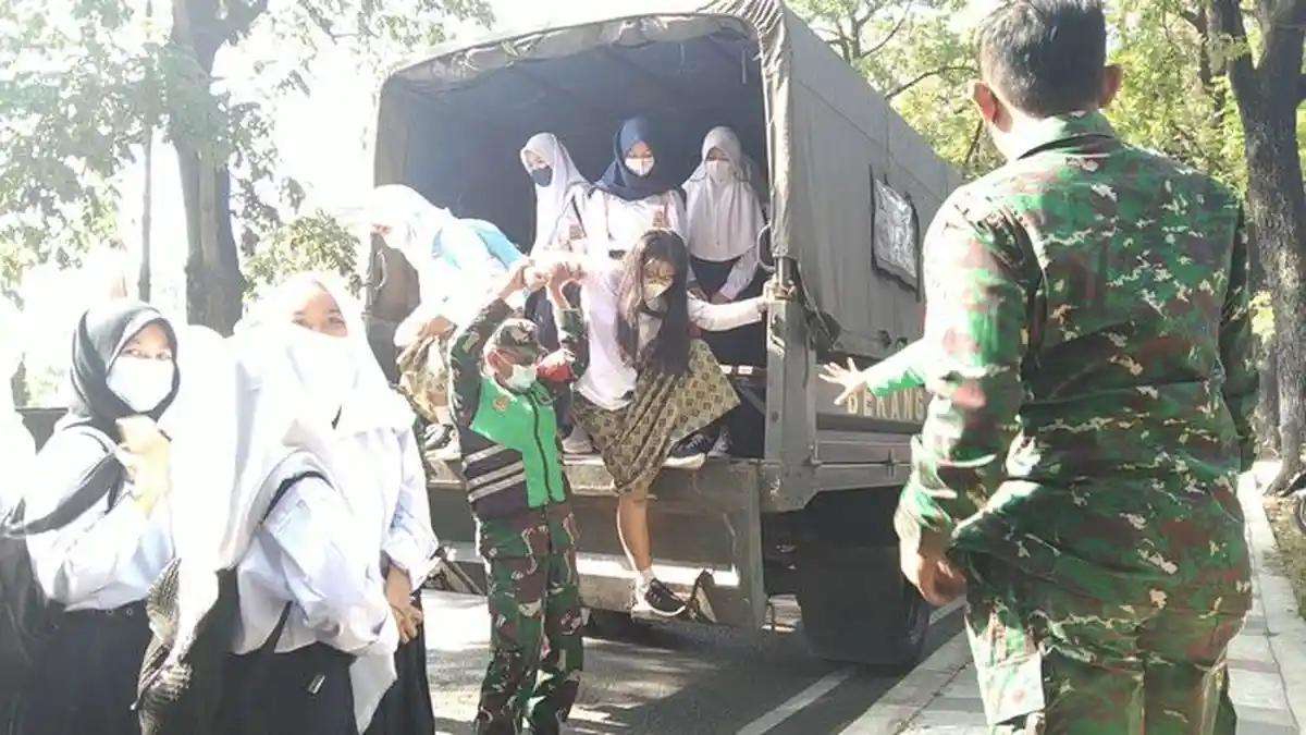 Pelajar SMP dan SMA Diangkut Truk TNI, Dibawa ke Sekolah Ini dengan Pengawalan Ketat Babinsa