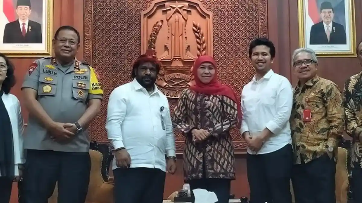 Staf Presiden Lenis Kogoya Gelar Pertemuan Tertutup Dengan Gubernur Khofifah