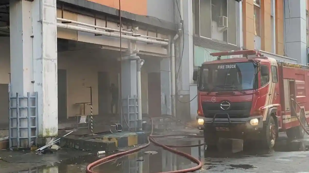 Kebakaran di PS Mall Palembang, Damkar 4 Jam Berjibaku Jinakkan Api dan Asap Pekat