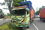 Kecelakaan di Tembelang Jombang, Truk Tronton Hantam Dump Truck, 1 Orang Terluka