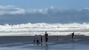 37-Wisatawan-di-Pantai-Parangtritis-Tersengat-Ubur-ubur.jpg