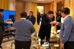 Potret-kejutan-perayaan-ultah-Seskab-Teddy-di-Paris-Perancis.jpg