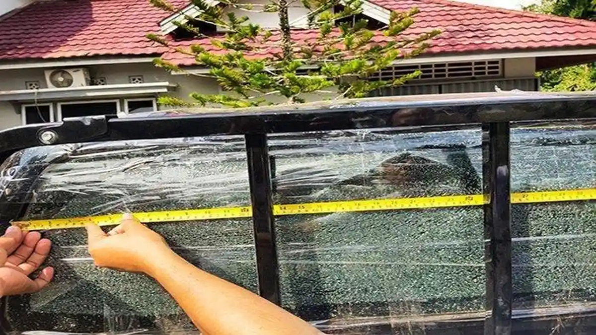 Mobil Neko Anggota DPRD Ditembak Orang Tak Dikenal, Peluru Nyaris Tewaskan Anak