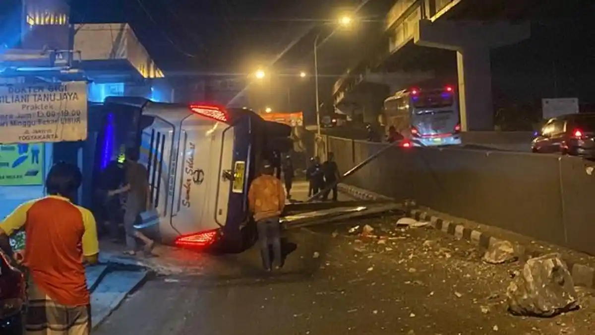 Bus Sumber Selamat Oleng Hingga Akhirnya Terguling di Tikungan Jalan Raya Janti