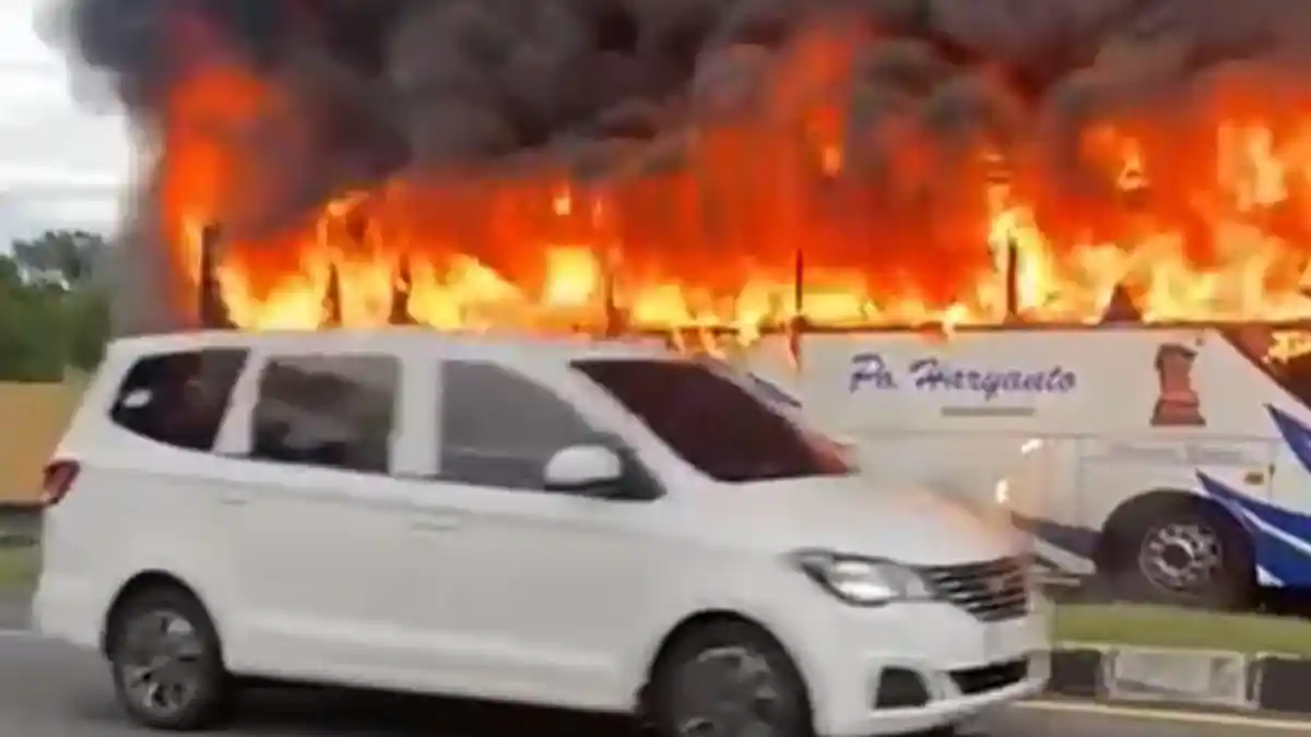 BREAKING NEWS: Bus PO Haryanto Terbakar di Ring Road Barat