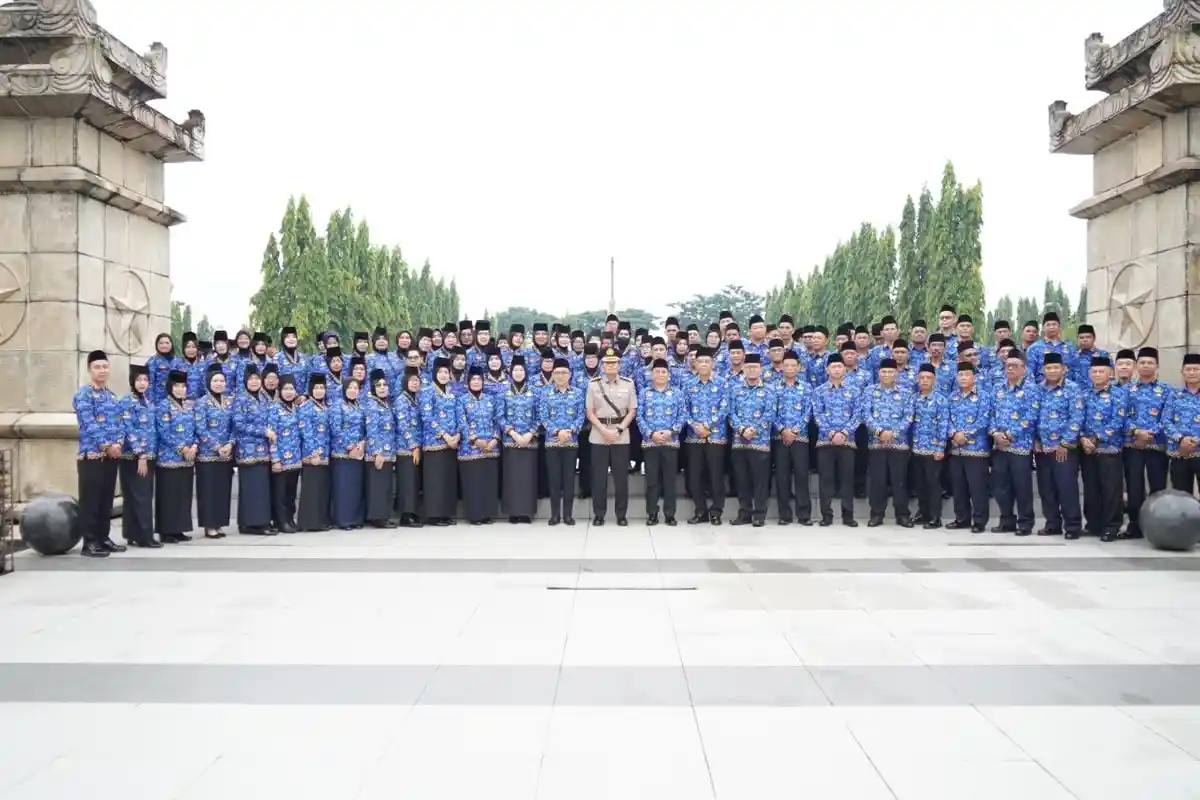 Peringati HUT Korpri ke 54, Karo SDM Polda Sumsel Pimpinan Upacara Ziarah dan Tabur Bunga di TMP