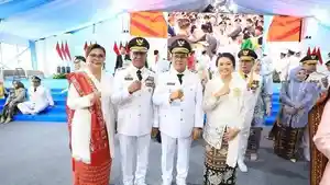 Pose-bersama-Gubernur-NTT-dan-Wagub-bersama-istri.jpg