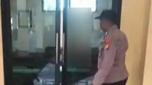 Geger-Kades-Buncitan-Sidoarjo-Meninggal-di-Kantor-Leher-Terikat-Selang-Polisi-Tunggu-Autopsi.jpg